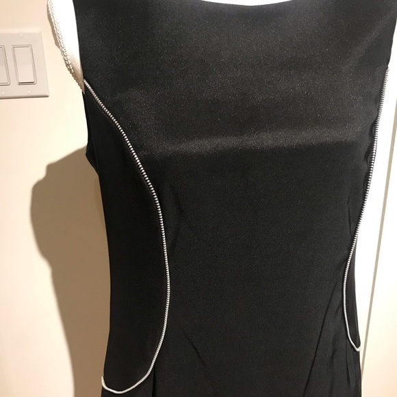 Knee high Black dress with front zipper detail - Picture 2 of 4